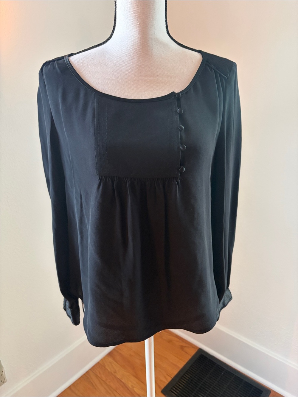 Diane Von Furstenberg Black Long Sleeve Scoop Neck 100% Silk Blouse Buttons 10